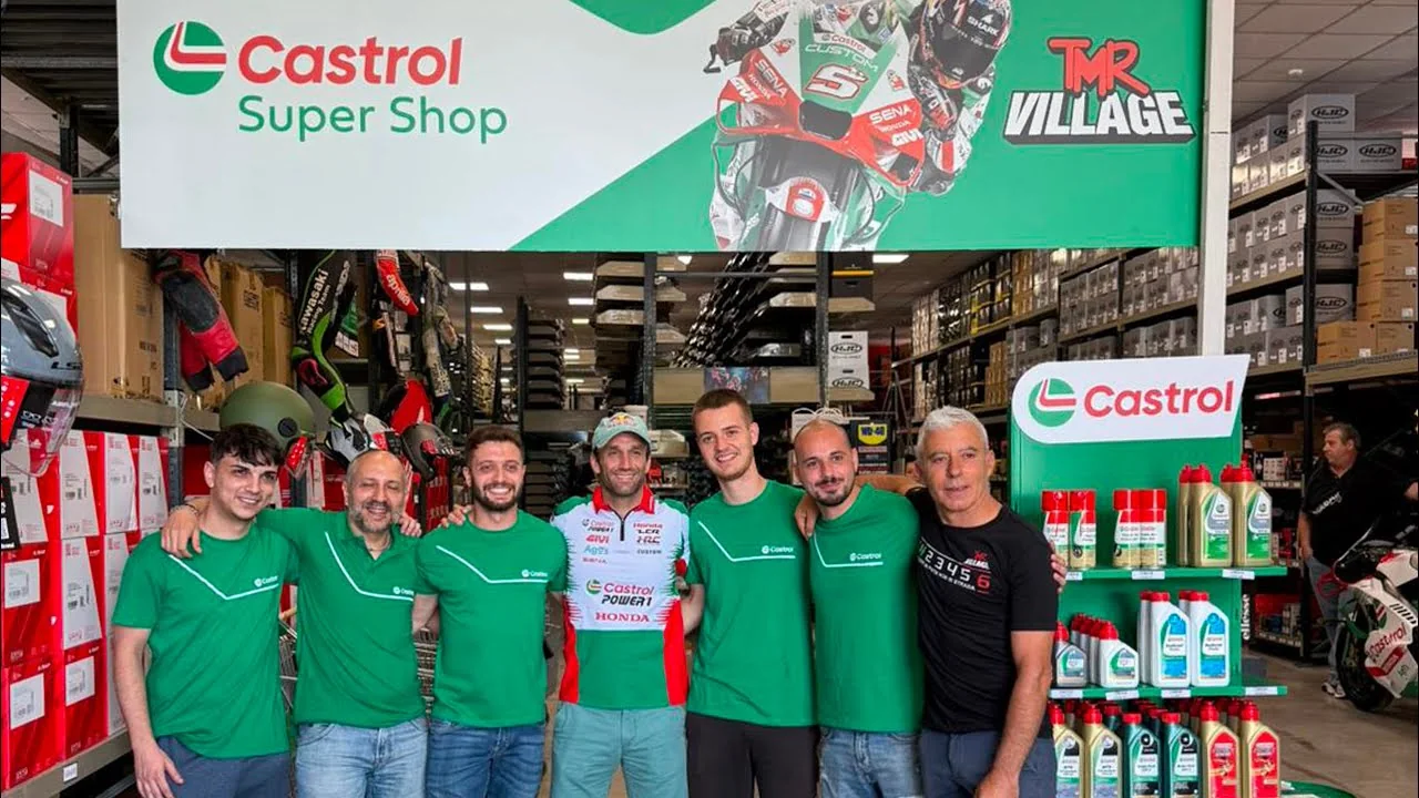 Foto di gruppo sotto l’insegna Castrol Super Shop al TMR Village